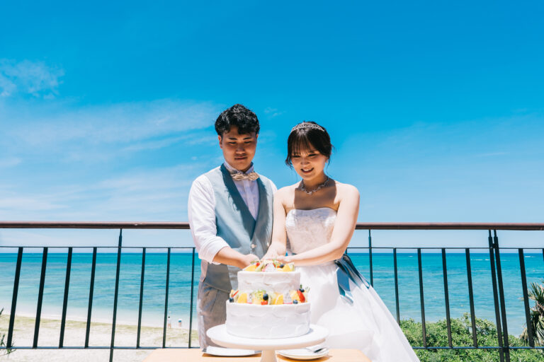 笑顔あふれる、テラスでのケーキセレモニーの事例写真