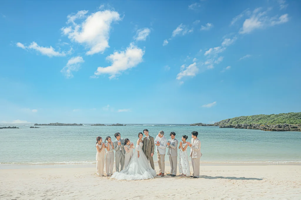 裸足で歩く白い砂浜
宮古ブルーに包まれての写真1